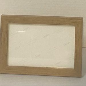 Picture frame 4 x 6 in a light wood